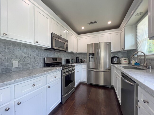 Building Photo - Charming 2BR Home in La Crescenta!