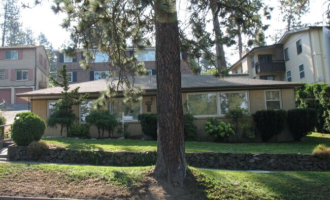 Building Photo - 827 W 11th Ave