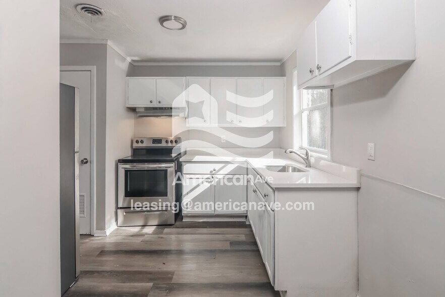 Building Photo - 4202 Snellings Dr