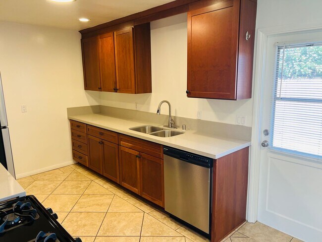 Building Photo - Charming 1 Bedroom unit, completely remodeled with In-Unit Washer/Dryer!