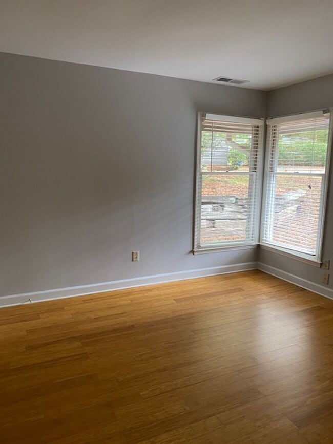 Building Photo - Popular Kirkwood Neighborhood!  3 bed, 2 bath, One Level Living!!