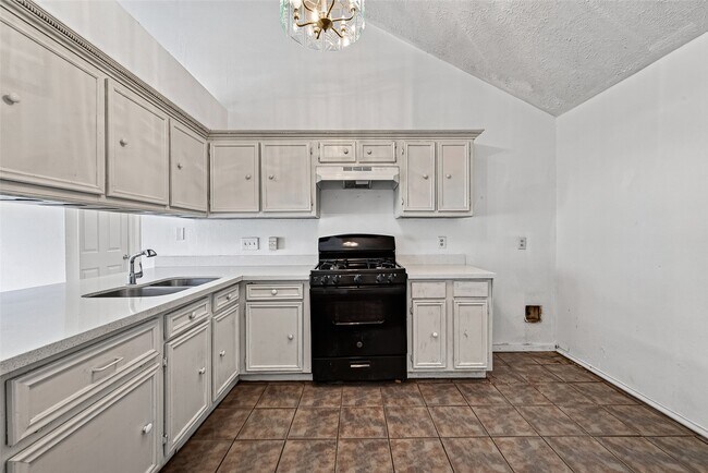 Building Photo - 4632 Greenwood Dr