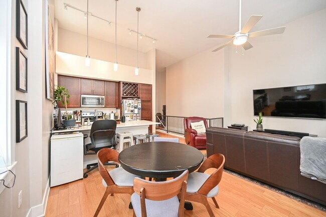 Building Photo - 433 E 13th St