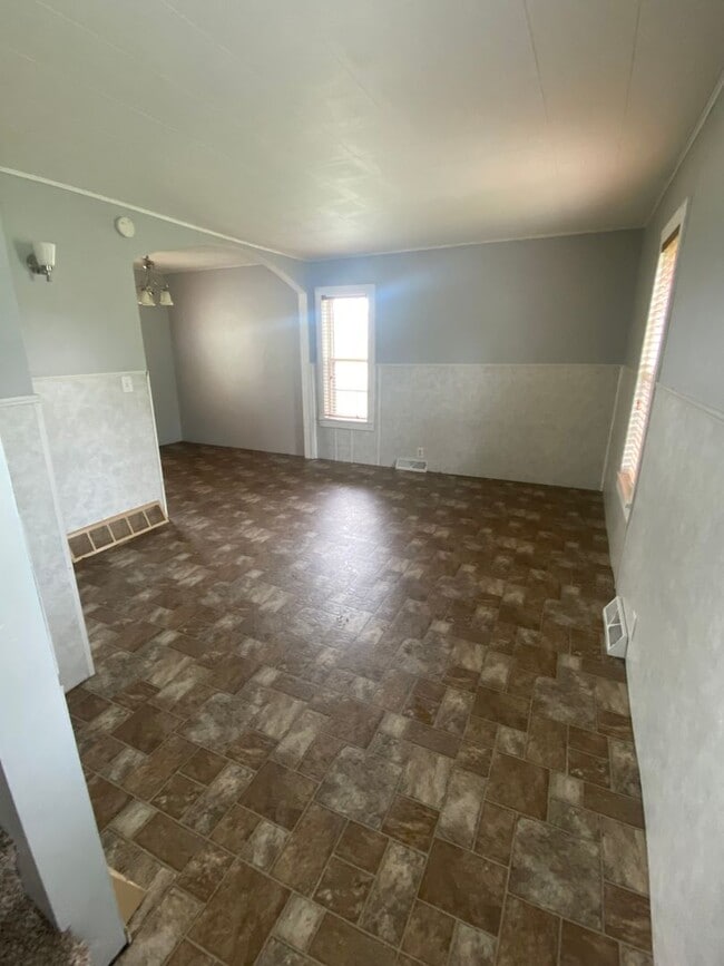 Building Photo - 3 Bed 1 Bath with Double Stall Garage