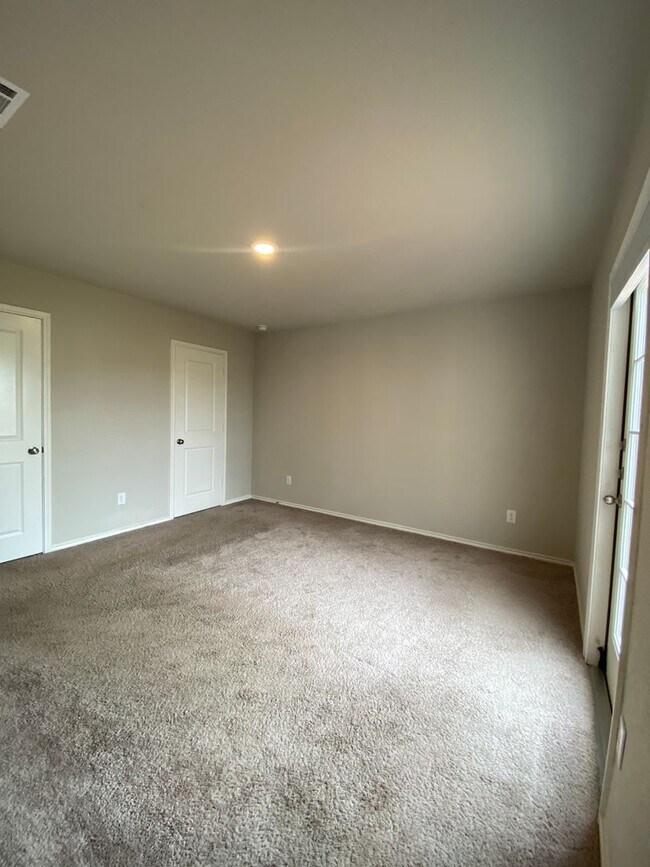 Building Photo - Move in Ready 3 bd/2 ba with bonus rooms!