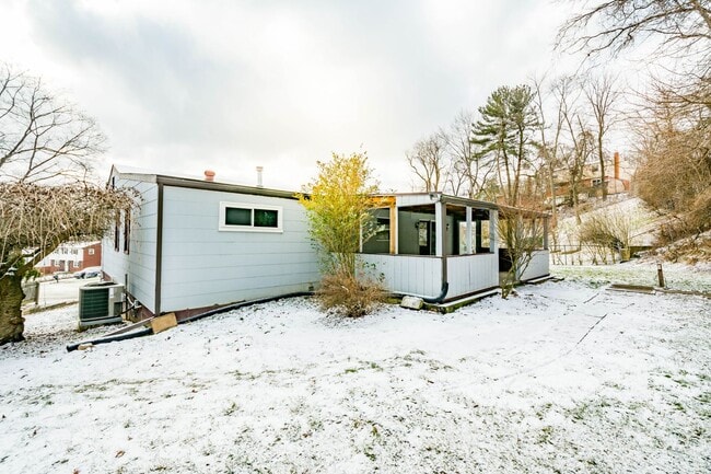 Building Photo - AVAILABLE OCT 1ST!! BEAUTIFUL 4 BEDROOM IN...