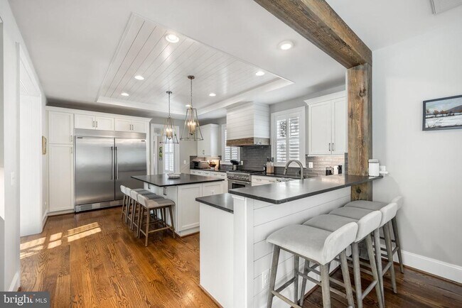 Building Photo - 323 S West St