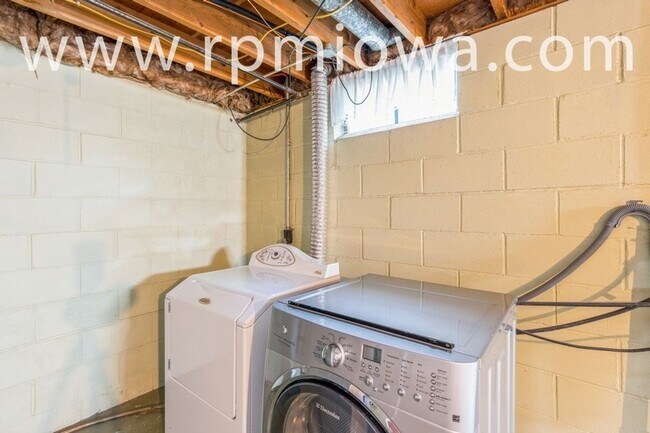 Building Photo - WELCOME HOME!! 3 Bedroom, 1 Bath Home in Des Moines