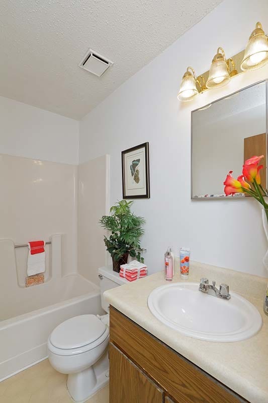 Building Photo - 2039 Essex Dr