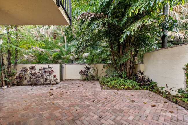 Building Photo - 19 Vía Lago