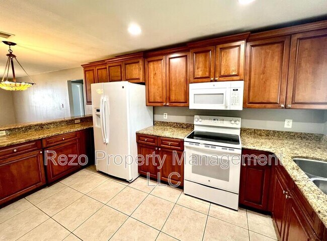 Building Photo - 5005 Lindsay Ct