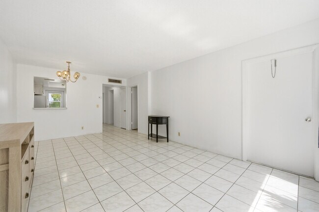 Building Photo - 1333 E Hallandale Beach Blvd