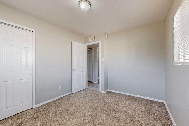 Building Photo - NE Mid-Century Modern 3 Badroom 1.5 Bath with garage