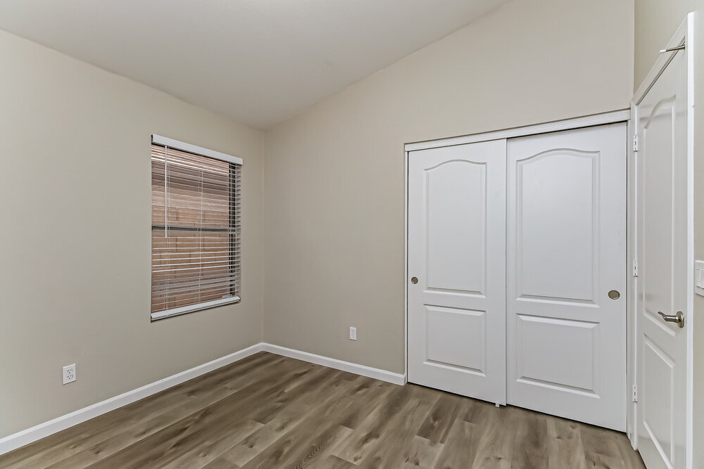Building Photo - 477 E Devon Dr