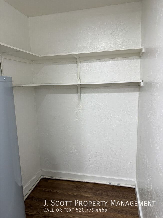 Building Photo - 3621 W Sandra Terrace