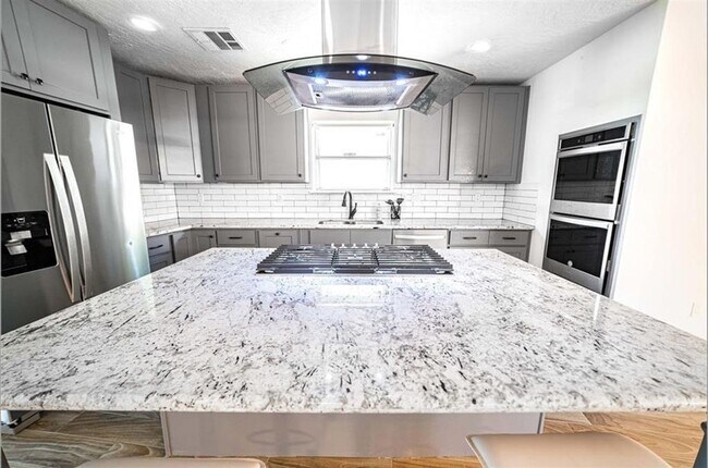 Building Photo - Newly Renovated 4-bedroom Home Inside the ...