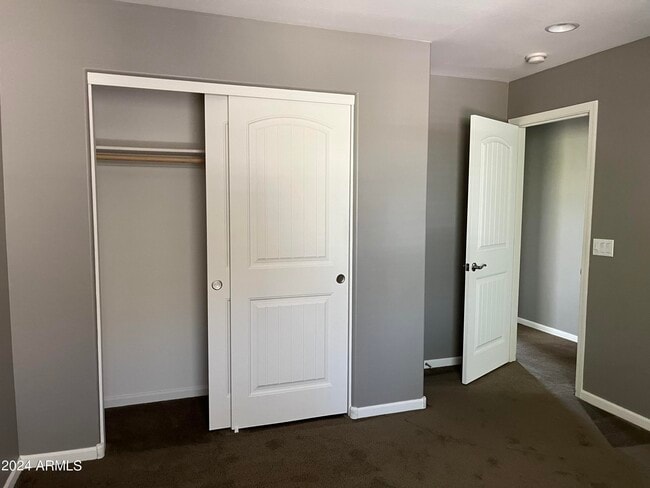 Building Photo - 1360 S Ponderosa Dr
