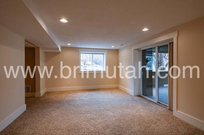 Building Photo - 105 Young Oak Rd