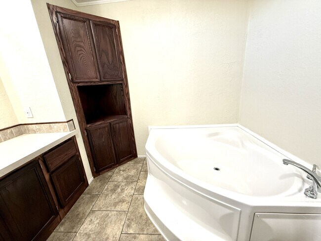 Building Photo - 291 Golden Dr