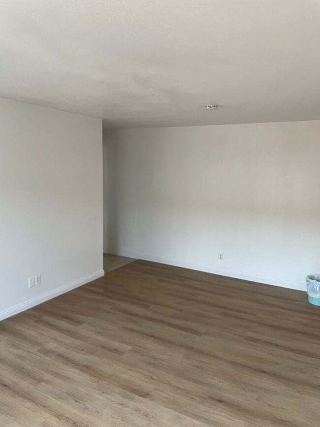 Building Photo - Newly Remodeled 2 BR Apartment in Baldwin ...
