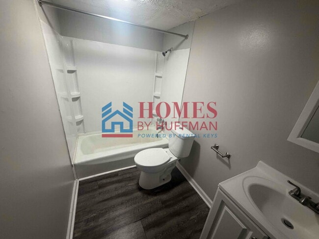 Building Photo - 2 Bedroom Apartment | Downstairs | Laundry Facility | Move In Special