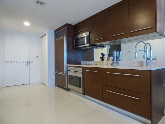 Building Photo - 495 Brickell Ave