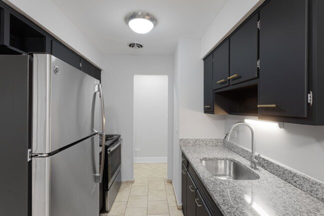 Primary Photo - 6021 N Winthrop Ave