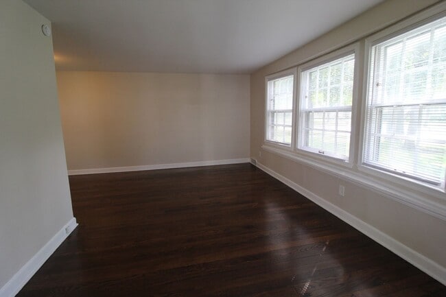 Building Photo - 320 E 28th Ave