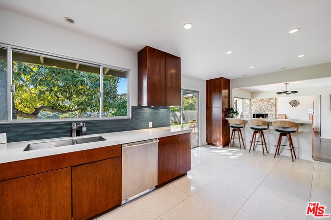 Building Photo - 2431 Carman Crest Dr