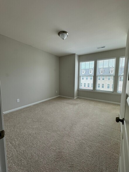 Building Photo - 1025 Lathrop Ln