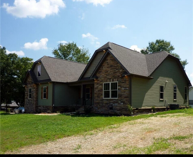 Primary Photo - 100 Amberwood Dr