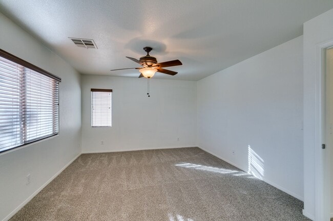 Building Photo - Great 3 bedroom house with a large loft an...