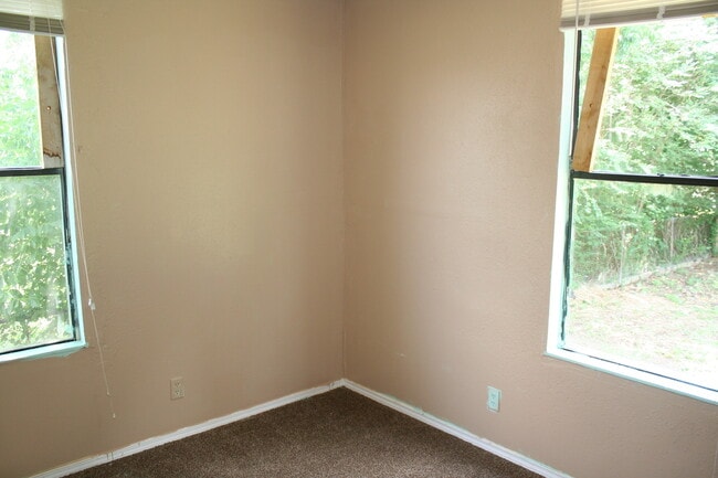 Building Photo - Coming Soon! 3 BED 1 BATH! Schedule a tour today!