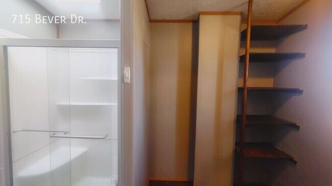 Building Photo - 715 W Bever Dr