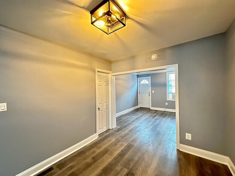 Building Photo - 5214N Lakeview Ave