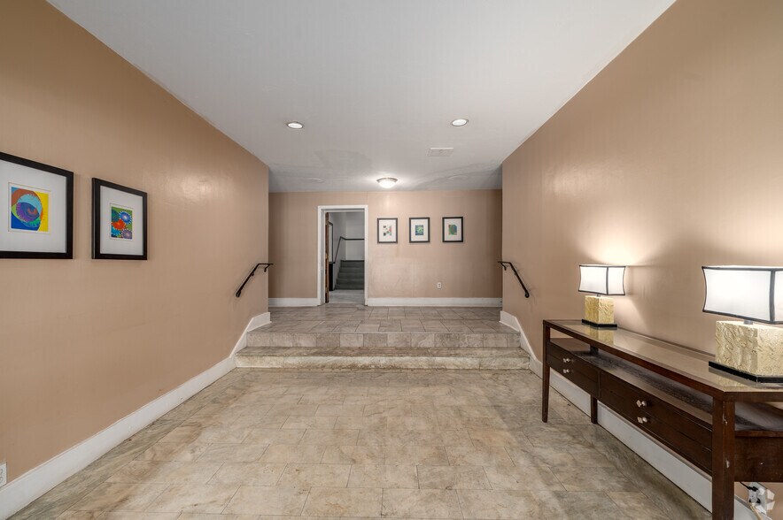 Lobby Photo - Kemper