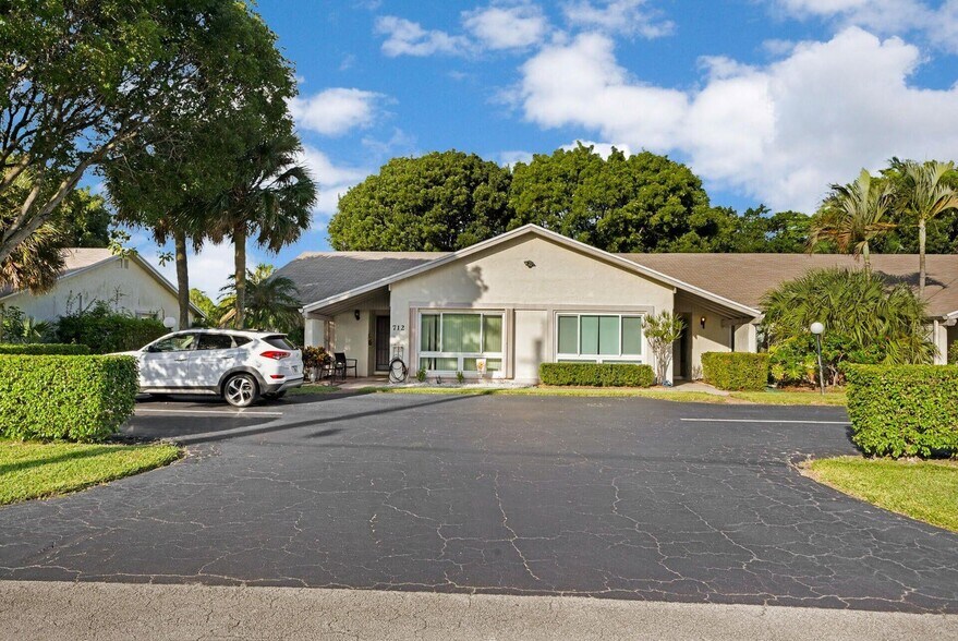 Primary Photo - 708 Lago Rd