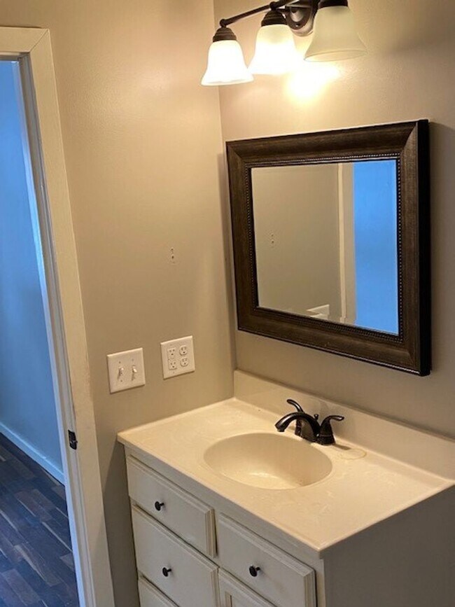 Building Photo - 1 Bedroom, 1 Bathroom Single Family Home i...