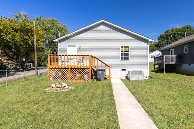 Building Photo - 524 Midlake Dr NE