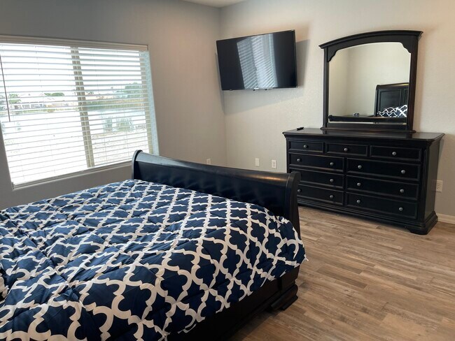 Building Photo - 5879 Desert Lakes Dr