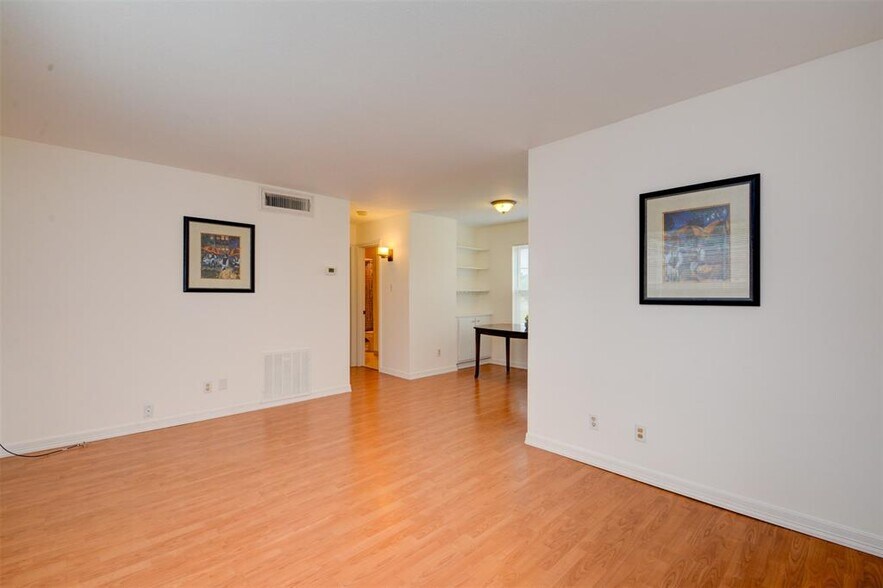 Building Photo - 5550 N Braeswood Blvd