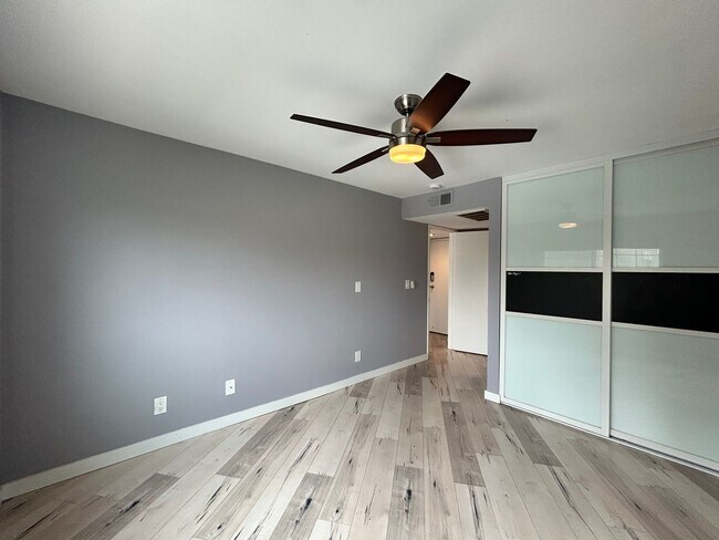 Building Photo - Beautiful 2BD/2BA W/ Reserved Parking and In-Unit Laundry in North Park!