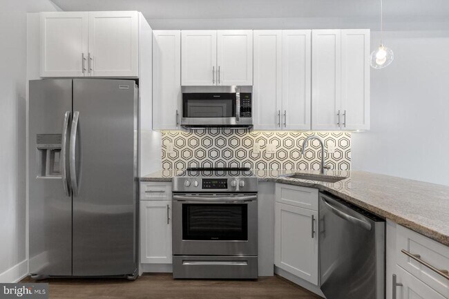 Building Photo - 2119 N Front St