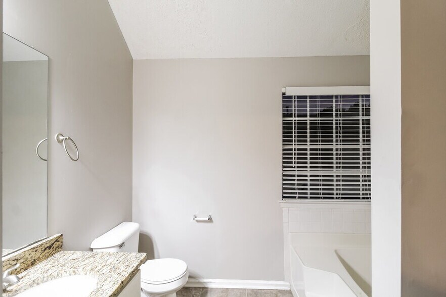 Building Photo - 6090 Crooked Creek Dr.