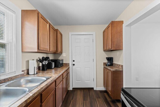 Building Photo - 927 Camden Ave