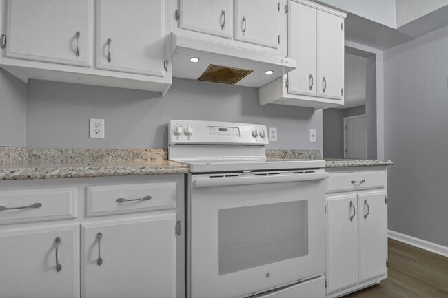 Building Photo - Walkable Downtown Lexington Living in Shadow Moss | Ground-Floor 2BR Retreat - Water sewer & tras...