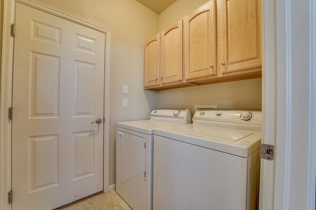 Building Photo - 2 bedroom, 2.5 bath townhome in Observatory Village