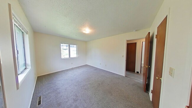 Building Photo - Spacious and charming conveniently located...
