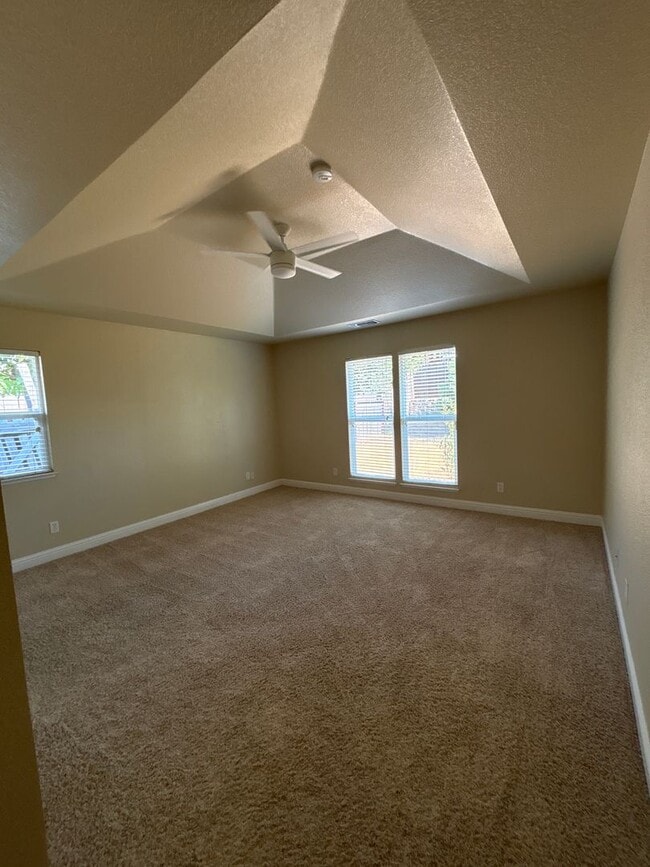 Building Photo - Central Roseville Single Story, 3 Bedroom, 2 Bath, 2 Car Garage Close to schools & Shopping