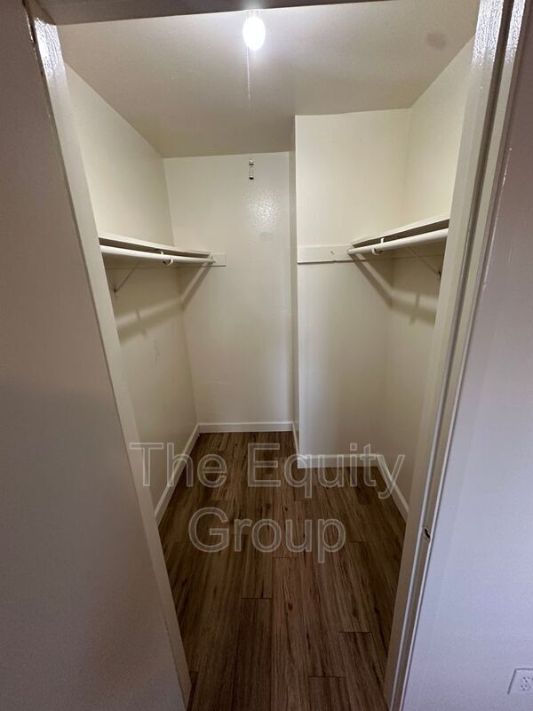 Building Photo - 1418 S Crowe St